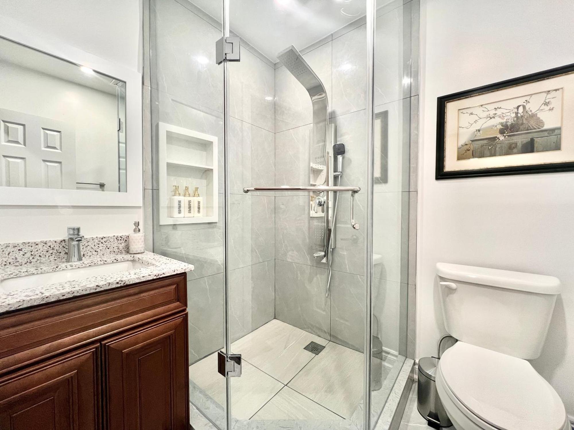 Upgraded Rooms With Bath 7-Min To Subway Near Downsview Rogers Stadium Toronto Dış mekan fotoğraf